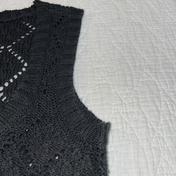 Black Express sweater vest with crochet pattern - Picture 4 of 7